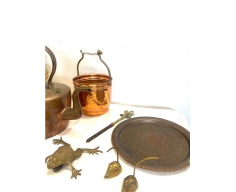 Selection of brass and copperware to include kettle, oil lamp etc 