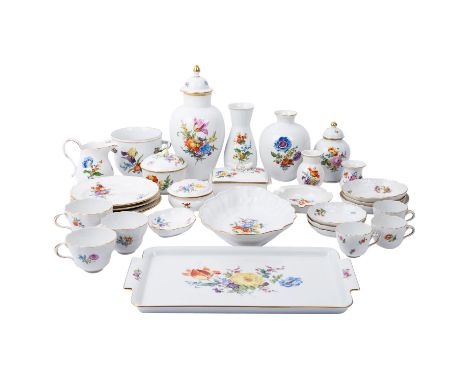MEISSEN 31-tlg. Konvolut  Serviceteile mit Blumendekoren, 1. und 2. Wahl, 20. Jh.: Verschiedene Formen und Dekore: 3 Mokkatas