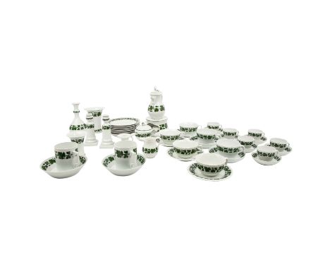 MEISSEN, Serviceteile "Weinlaub", 20. Jh. Schwertermarke mit unterglasurgrüner Malerei, Mokkakännchen, Milchkännchen, Zuckerd