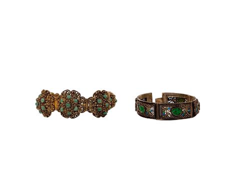 2 Armbänder, Silber, vergoldet. CHINA, 1. Hälfte 20. Jh. Filigranarbeiten mit Jade und Email verziert, L: ca. 17,5 cm.| 2 bra
