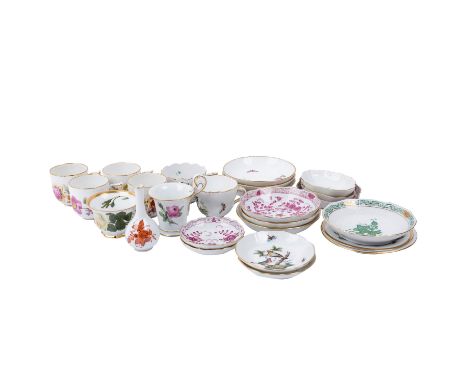 MEISSEN/KPM u.a., 25-tlg. Konvolut, 1. und 2. Wahl, 20. Jh.: MEISSEN: 1 Mokkatasse, 1 Untertasse, Schlangenhenkel 'Rote Rose'