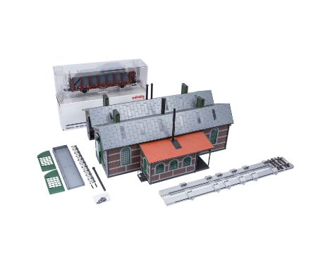 MÄRKLIN 3-tlg Konvolut aus Museumswagen und Zubehörteilen für die Spur 1, bestehend aus dem Museumswagen (Rungenwagen) 2001, 