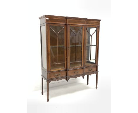 Edwardian mahogany break front display cabinet, satinwood crossbanded and boxwood and ebonised string inlay to frieze over th