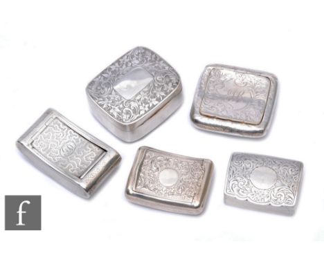 Five assorted snuff boxes to include a Victorian hallmarked silver snuff box with engraved ivy leaf decoration, weight 49g, l