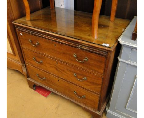 A Georgian mahogany bachelors chest with brushing slide, 3 drawers & bracket feet