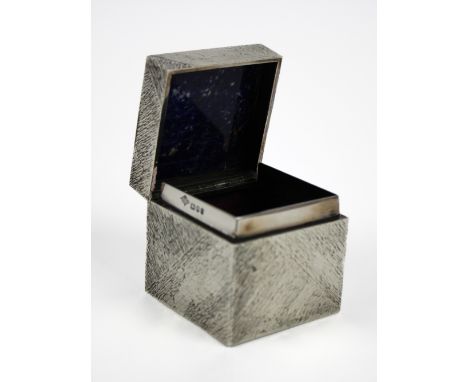 A silver and Lapis Lazuli box, marked London 1976, Markers mark for Richard Lawrence Geere. approx. 120 grams.  Provenance : 