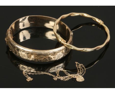 A collection of gold and yellow metal jewellery to include 9ct gold bangle, 9ct gold chain and yellow metal bangle.