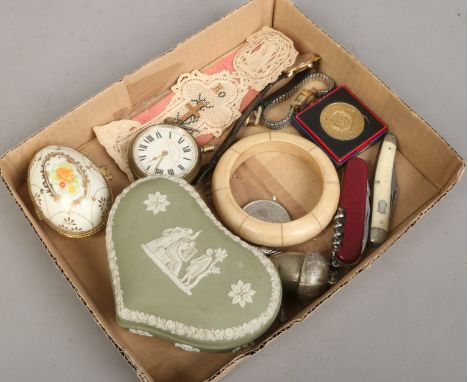 A box of collectables including folding pocket knives, Wedgwood Jasperware trinket box etc.