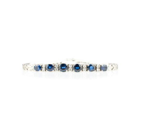 Damenarmband mit Saphirbesatz585 Weißgold, punziert, mit 12 Brillanten, gesamt ca. 0,45 ct, Innenseite bezeichnet, J-K, si, 6