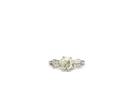 Damenring mit Diamantbesatz585 Weißgold, getestet, mit zentralem Altschliff -Diamant, ca. 2,10 ct, K-L, p2, und 4 Trapez-Diam