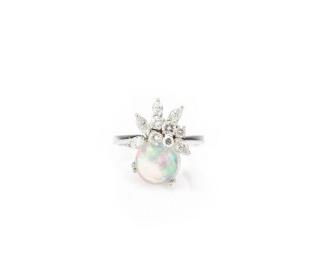 Damenring mit Jelly-Opal750 Weißgold, punziert, 5 Navette-Diamanten und 5 Brillanten, gesamt ca. 0,60 ct, I-J, vs-si, Opal Ø 