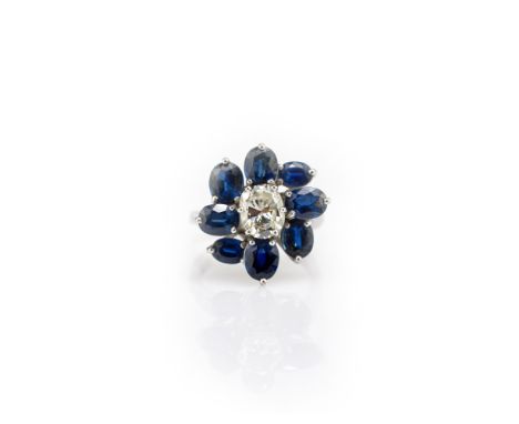 Damenring mit Brillant- und Saphirbesatz750 Weißgold, punziert, mittig Oval-Diamant, ca. 1,14 ct, K-L-M, vvs, umliegend 8 Sap