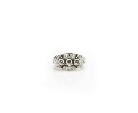 Damenring mit Brillant- und Diamantbesatz585 Weißgold, punziert, mittig 3 Brillanten, gesamt ca. 0,45 ct, J-K, vvs, umliegend