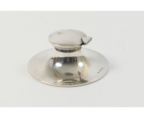 Edwardian silver capstan inkwell, by A&amp;J Zimmerman, Birmingham 1906, plain form with hinged cover, clear glass inkwell (l