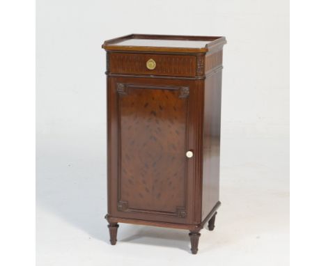 Late Victorian plum pudding mahogany pot cupboard, by Morison & Co., Edinburgh, circa 1900, with three quarter gallery top ov