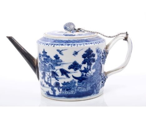 Late 18th century Chinese export blue and white drum-shaped teapot with fruit knop, Chinese landscape decoration, replacement