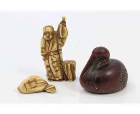 Meiji period Japanese carved boxwood netsuke modelled sympathetically as a seabird, with ebony inlaid eyes, 4cm long, togethe