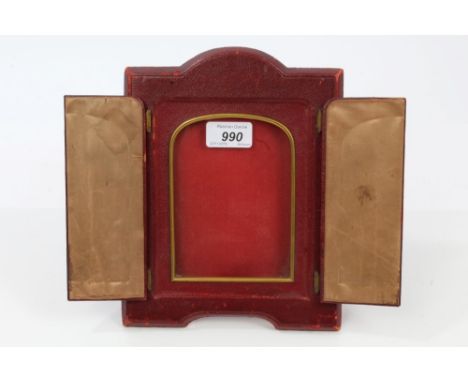 Late 19th / early 20th century red leather easel photograph frame, by T. Bennett & Son, Worcester & Malvern, with arched glaz