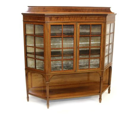 Good quality Edwardian mahogany and satinwood crossbanded standing display cabinet with rear gallery and shelves enclosed by 