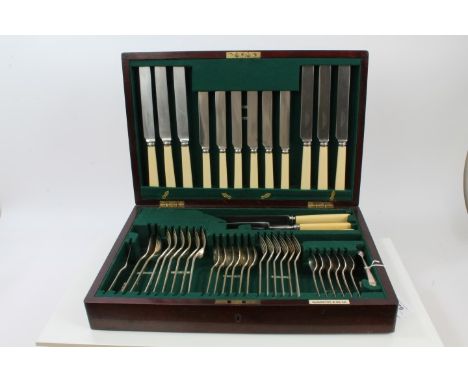 1920s Elkington silver plated Hanoverian pattern canteen of cutlery - comprising six table knives, six dessert knives, carvin