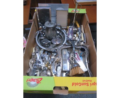 LARGE QUANTITY OF SILVER PLATEDWARE AND FLATWARE, ETC. 