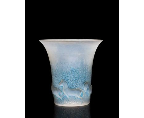 designed 1930cased opalescent and blue stainedengraved R. Lalique France 18.8cm (7 3/8in) high