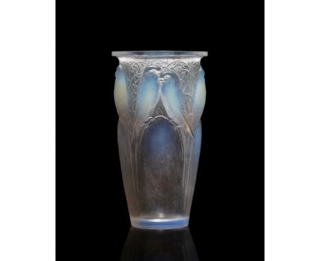 designed 1924opalescent and blue stainedwheel-engraved R. LALIQUE FRANCE24cm (9 3/8in) high