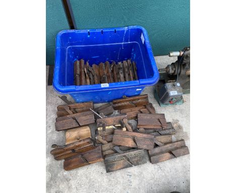 A LARGE QUANTITY OF VARIOUS VINTAGE WOOD PLANES 
