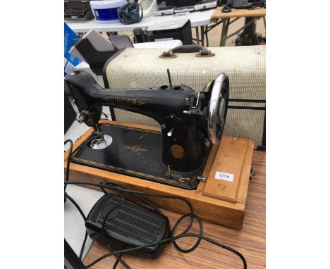A VINTAGE SINGER SEWING MACHINE COPLETE WITH CASE 