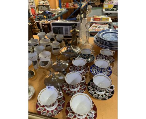 A SELECTION OF VARIOUS TEA SET ITEMS TO INCLUDE 'ROYAL ALBERT' CUPS AND SAUCERS 