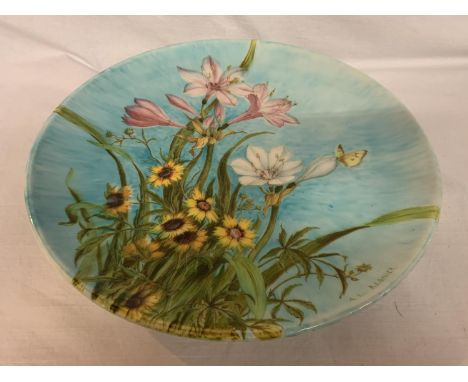 A HUGE 19TH CENTURY THEODORE DECK HAND PAINTED AMARYLLIS ET COREOPSIS PATTERN CERAMIC CHARGER, HAND PAINTED BY ANTHONY LUDOVI