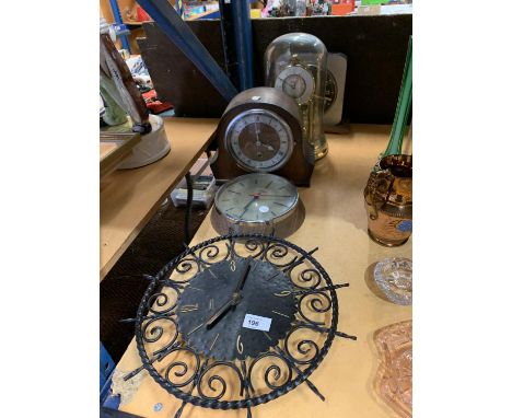 AN ASSORTMENT OF FIVE CLOCKS TO INCLUDE VINTAGE AND RETRO 
