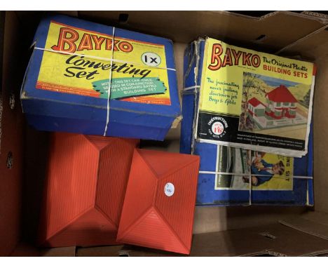 A BOX OF VINTAGE BAYKO BUILDING SETS TO INCLUDE CONVERTING SET 