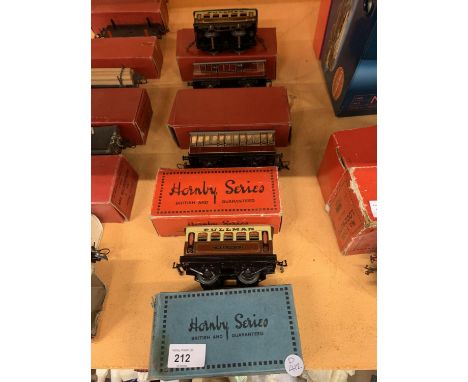 A COLLECTION OF FOUR HORNBY MODEL TRAIN PASSENGER CARRIAGES 
