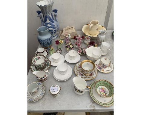 A MIXED QUANTITY OF CERAMICS TO INCLUDE CUPS AND SAUCERS, STONEWARE JUG ETC. 