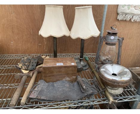 A MIXED QUANTITY OF VINTAGE ITEMS TO INCLUDE TWO TABLE LAMPS, TWO PEGS, AN OIL LAMP, HALF PINT MEASURING JUG ETC. 