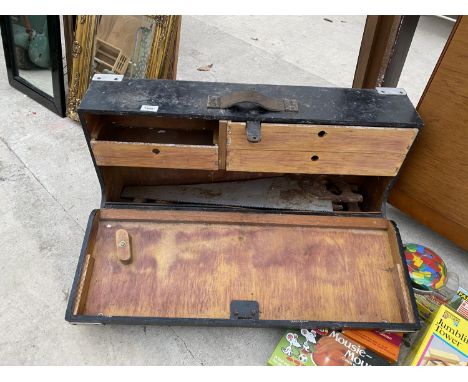 A VINTAGE JOINERS CHEST CONTAINING VARIOUS TOOLS 