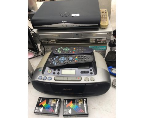 AN ASSORTMENT OF ELECTRICAL GOODS TO INCLUDE A PANASONIC DVD/VHS COMBI PLAYER 