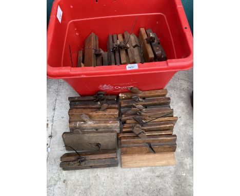 A LARGE QUANTITY OF VARIOUS VINTAGE WOOD PLANES 