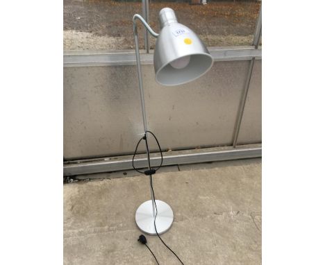 AN UPRIGHT LAMP WITH AN ADJUSTABLE HEAD BELIEVED IN WORKING ORDER BUT NO WARRANTY 