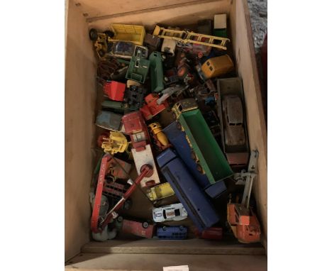 A BOX OF VINTAGE DIE CAST TOYS TO INCLUDE A FIRE ENGINE 