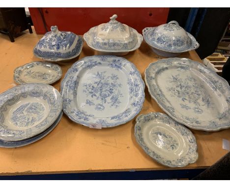 A QUANTITY OF VINTAGE BLUE AND WHITE POTTERY TO INCLUDE THREE TUREENS WITH LIDS 