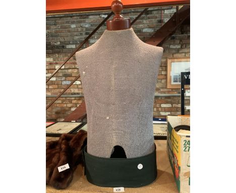 A MANNEQUIN 