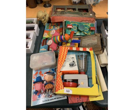 AN ASSORTMENT OF VINTAGE TOYS TO INCLUDE A BOXED BANDIT GAME 