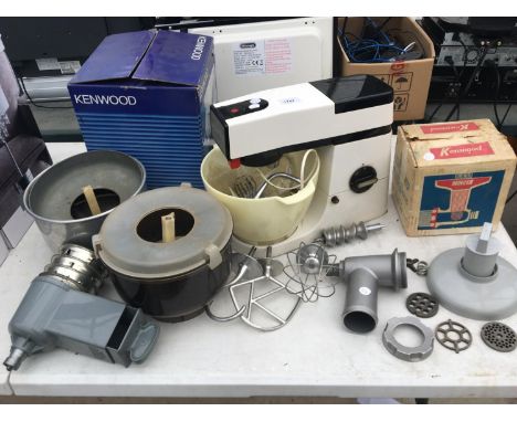 AN ASSORTMENT OF VINTAGE KITCHEN WARE TO INCLUDE A KENWOOD MIXER BELIEVED IN WORKING ORDER BUT NO WARRANTY 