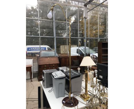 A PAIR OF ASSORTED LAMPS TO INCLUDE A YELLOW METAL TABLE LAMP BOTH BELIEVED IN WORKING ORDER BUT NO WARRANTY 