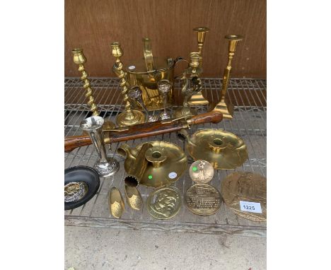 A LARGE QUANTITY OF BRASS ITEMS TO INCLUDE SEVERAL CANDLE STICK HOLDERS, BRASS KETTLE, AN ORNATE INDIAN MEAT CARVING SET ETC.