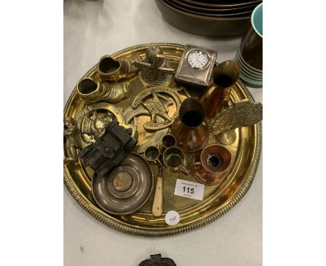 A BRASS TRAY WITH GROUP OF METALWARES TO INCLUDE A CLOCK, HORSEBRASSES, JUGS ETC 
