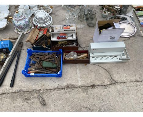 VARIOUS TOOLS - AN ACORN PLANE, RECORD NO 55 VICE, SPANNERS, CHISELS ETC 
