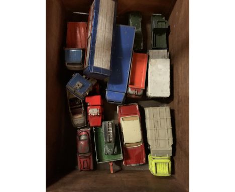 A BOX OF VINTAGE DIE CAST MODELS TO INCLUDE BIB CART AND EXPRESS LORRY ETC 